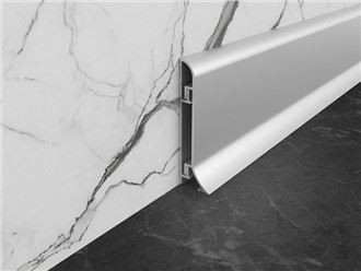 Skirting tal-metall tal-fidda fuq il-ħajt